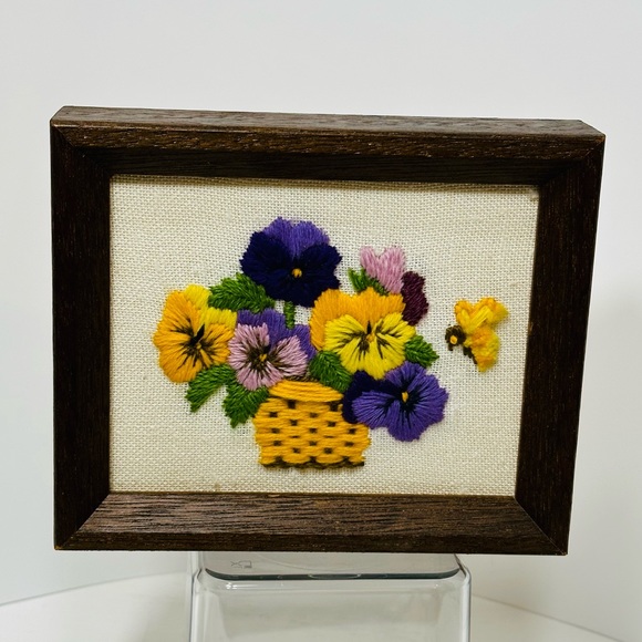 Small Vintage Mid Century Yarn Art Embroidered Box Frame Basket Flower Bouquet - Picture 3 of 9